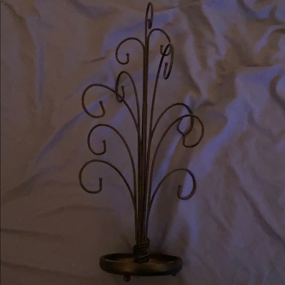 Necklace hanger